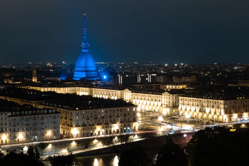 WordCamp Avrupa 2024'ü kutlamak için aydınlatılan Torino'daki Mole Antonelliana.